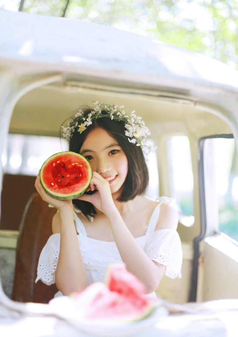 可爱西瓜少女甜美写真甜甜惹人爱