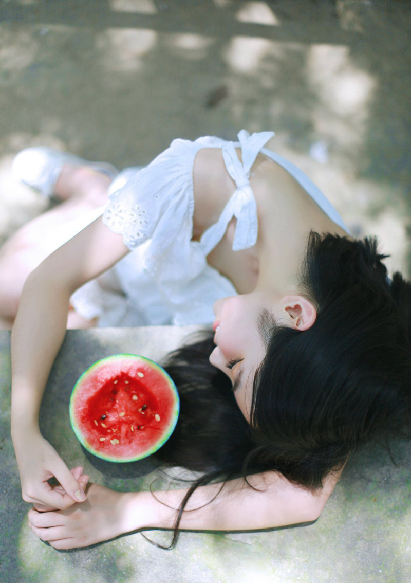可爱西瓜少女甜美写真甜甜惹人爱