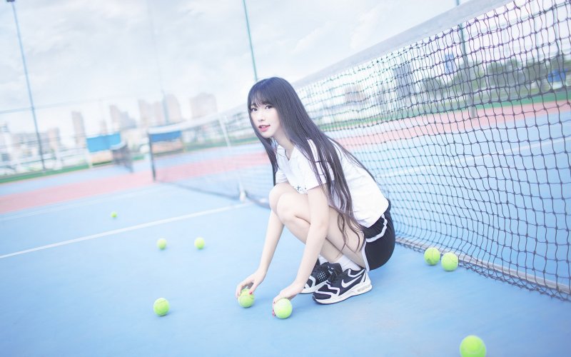 可爱白皙少女网球场写真活力十足