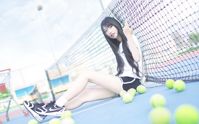 可爱白皙少女网球场写真活力十足