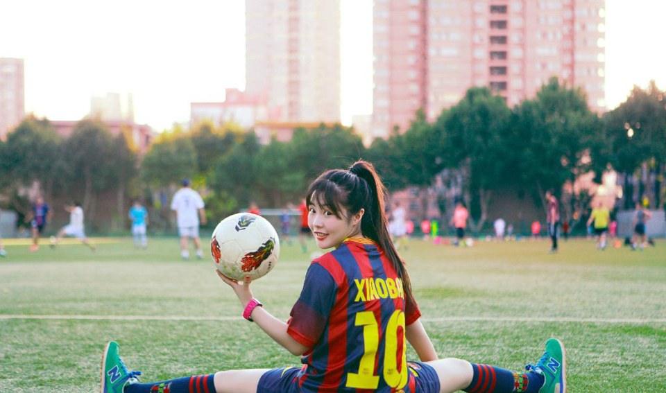 可爱丸子头少女足球运动写真活力四射