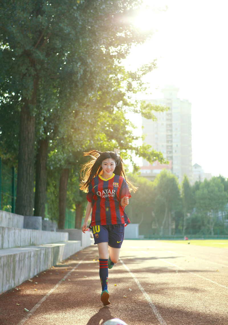 可爱丸子头少女足球运动写真活力四射