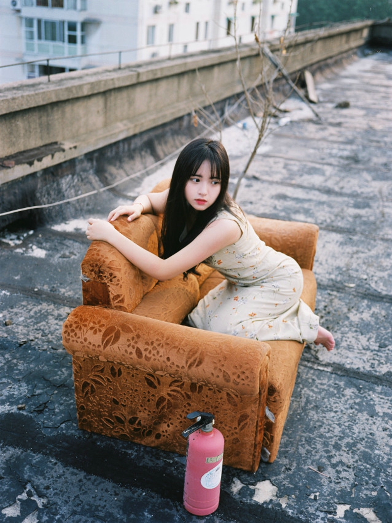 天台沙发上的长发动人少女迷人双眼
