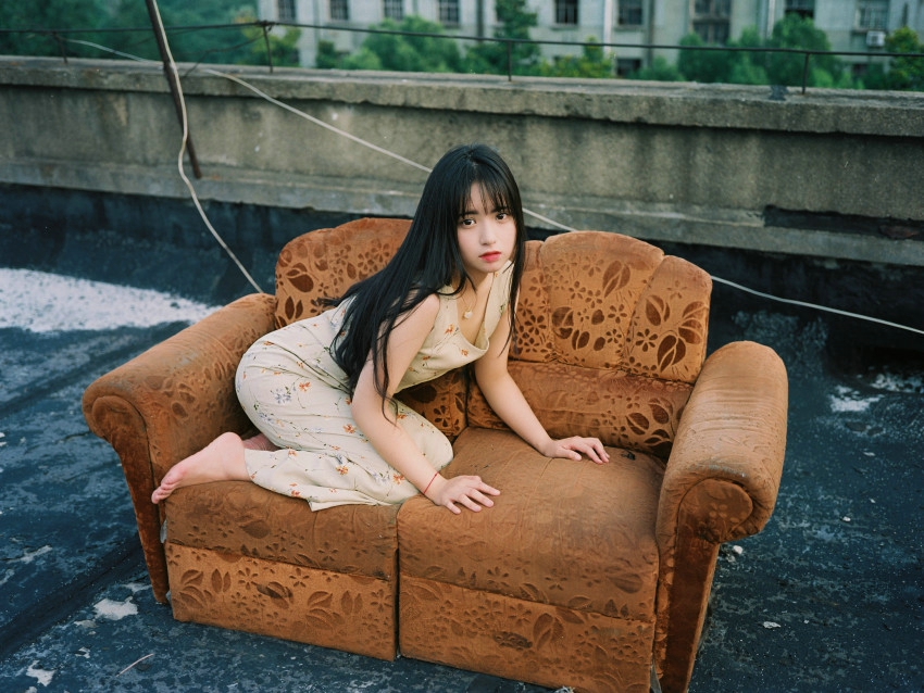 天台沙发上的长发动人少女迷人双眼