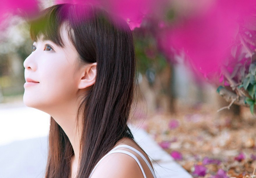清新可人的花季少女感受春天唯美的气息