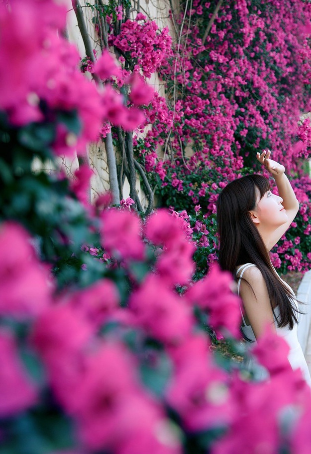 清新可人的花季少女感受春天唯美的气息