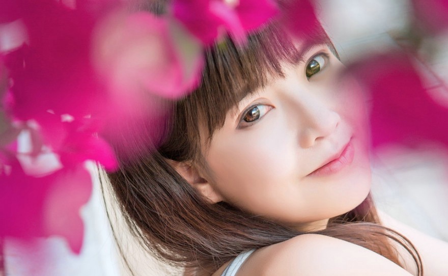 清新可人的花季少女感受春天唯美的气息