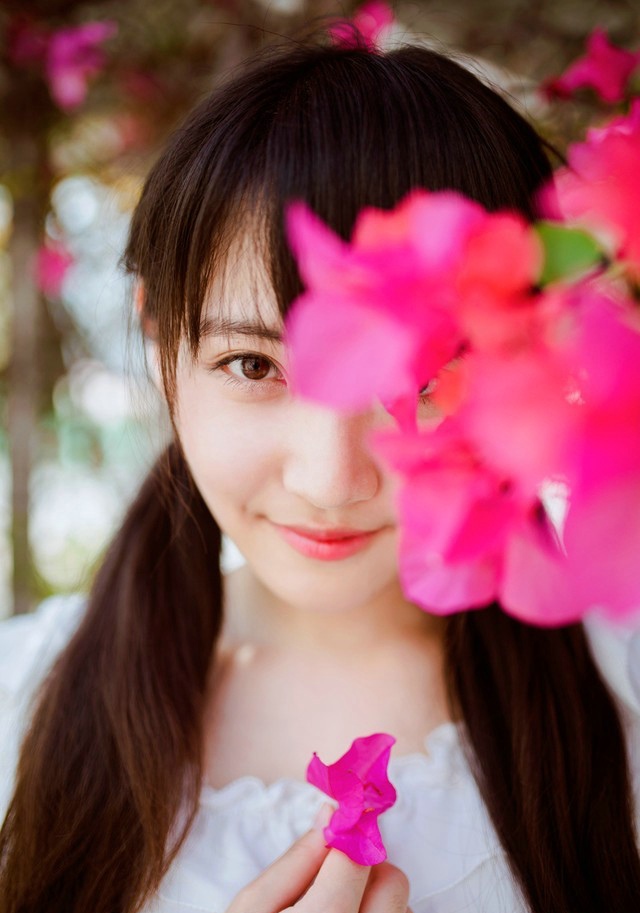 甜美可人的白色连衣裙少女与花朵的唯美邂逅