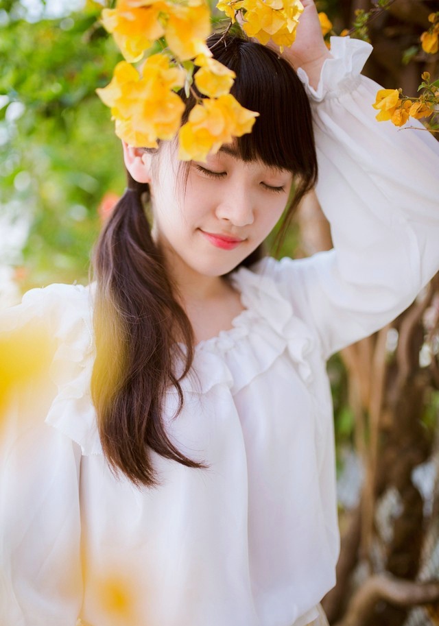 甜美可人的白色连衣裙少女与花朵的唯美邂逅