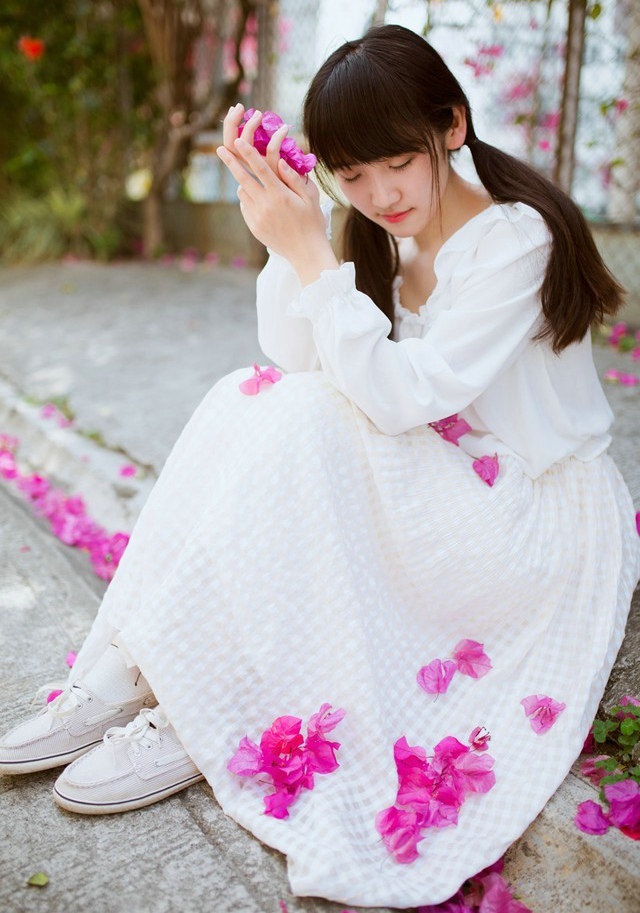 甜美可人的白色连衣裙少女与花朵的唯美邂逅