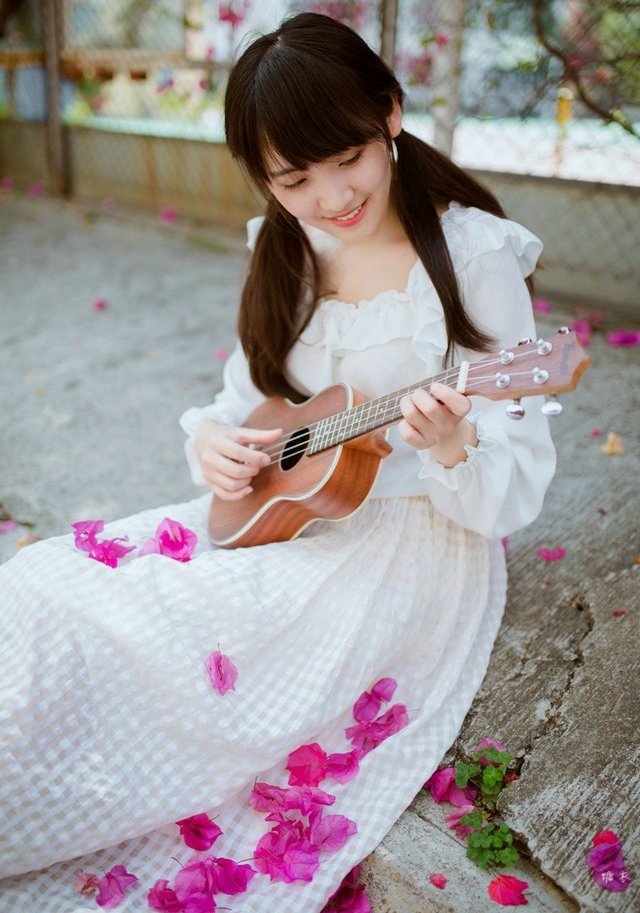 甜美可人的白色连衣裙少女与花朵的唯美邂逅