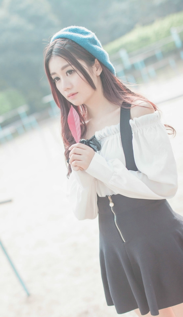 清新甜美的贝雷帽少女冬日里的甜甜初恋