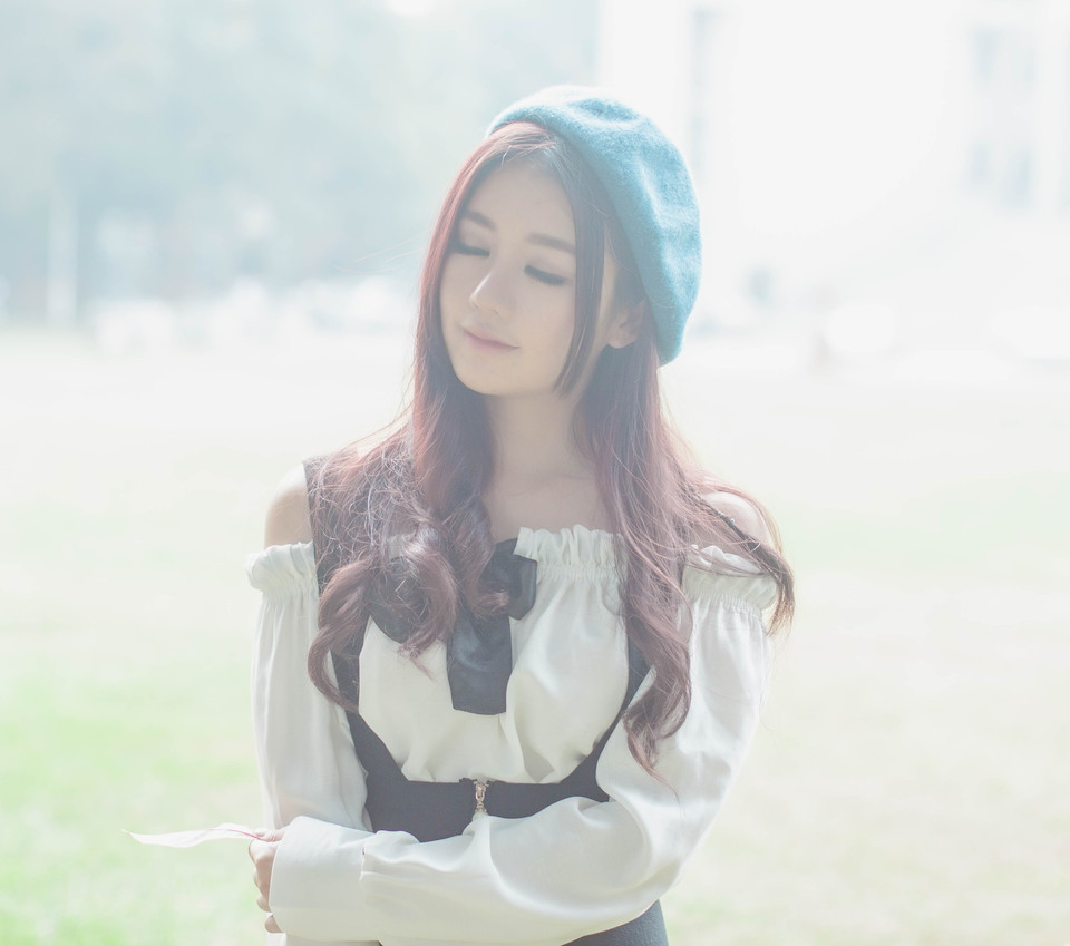 清新甜美的贝雷帽少女冬日里的甜甜初恋