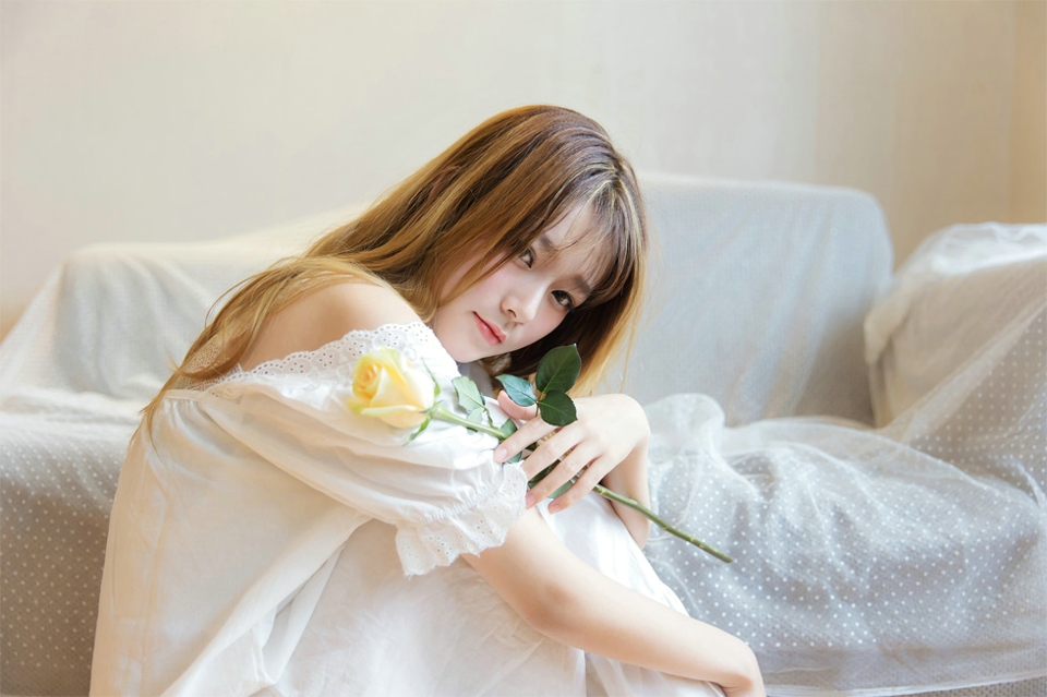 恬静清纯美女清新私房明眸与花儿