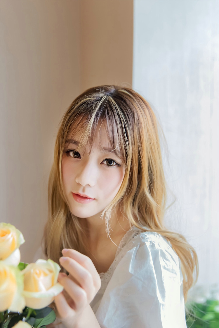 恬静清纯美女清新私房明眸与花儿