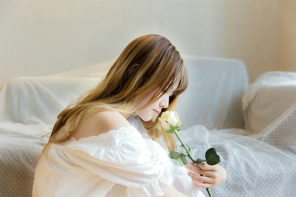 恬静清纯美女清新私房明眸与花儿