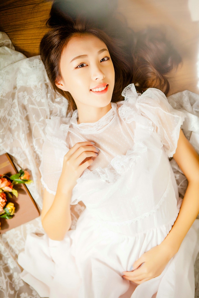 温柔白裙长脸少女安逸生活甜美笑容