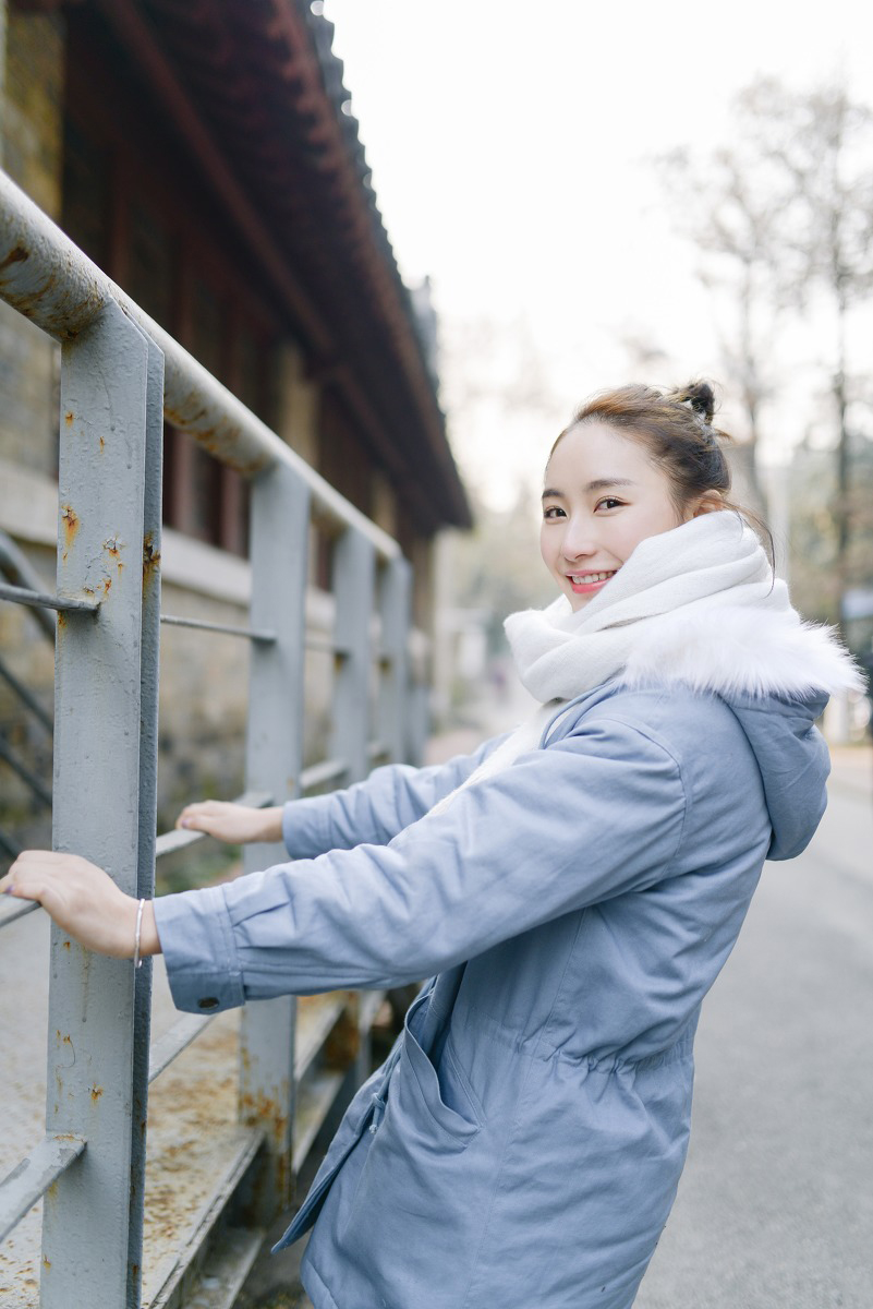 肌肤白皙清纯美女早春清新写真