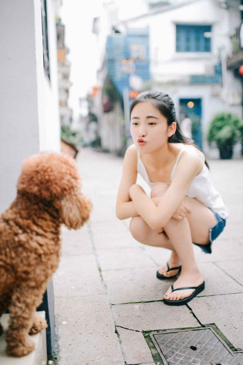 清纯长发热裤美女吊带T恤户外俏皮写真