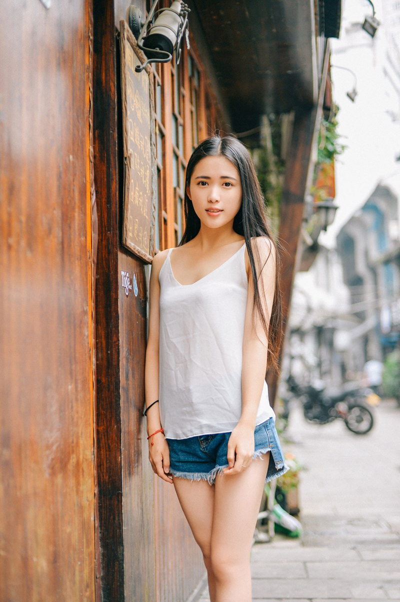 清纯长发热裤美女吊带T恤户外俏皮写真