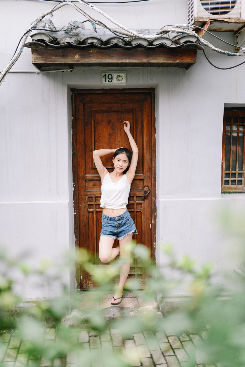 清纯长发热裤美女吊带T恤户外俏皮写真