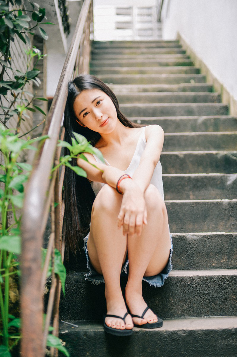 清纯长发热裤美女吊带T恤户外俏皮写真