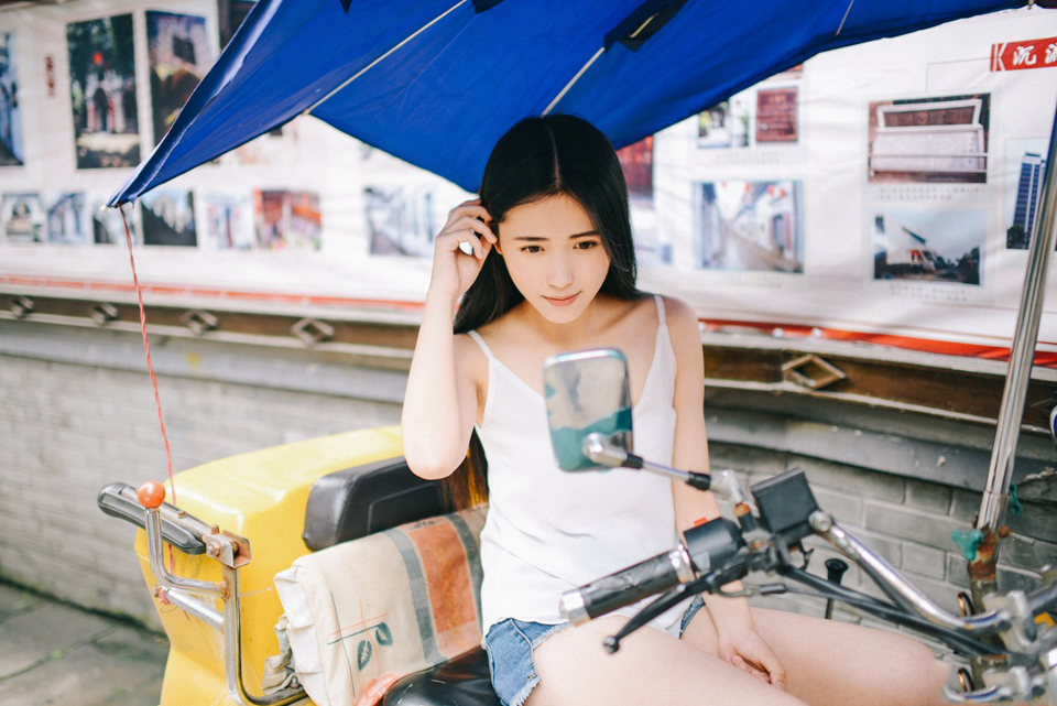 清纯长发热裤美女吊带T恤户外俏皮写真