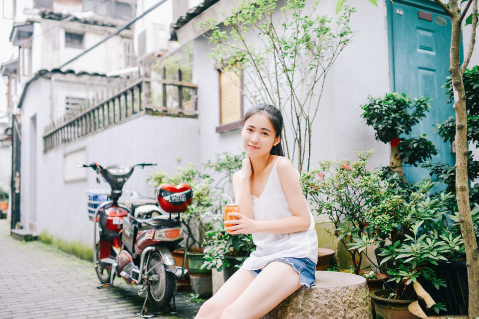 清纯长发热裤美女吊带T恤户外俏皮写真