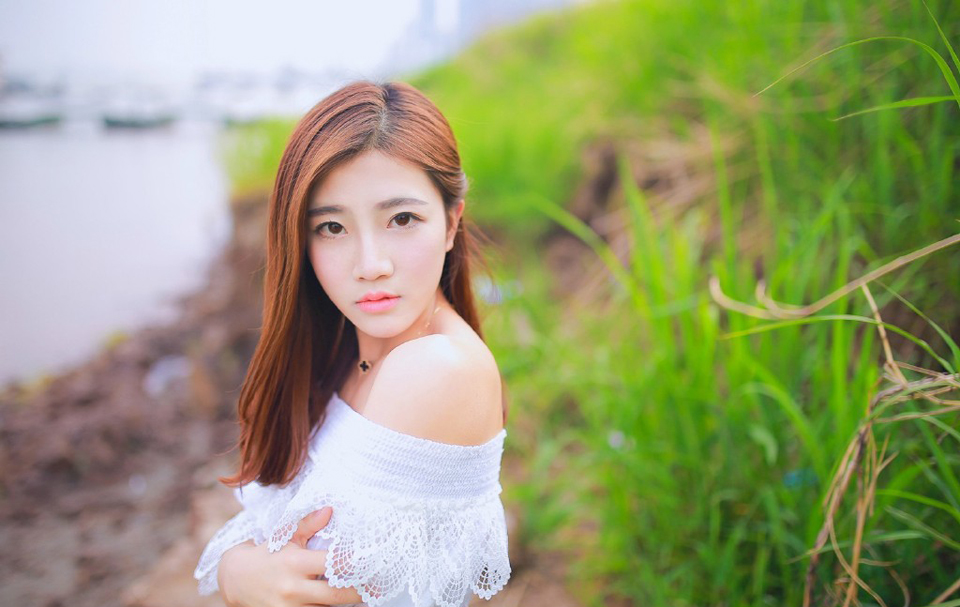 清纯美女夏文婷清新户外草丛写真