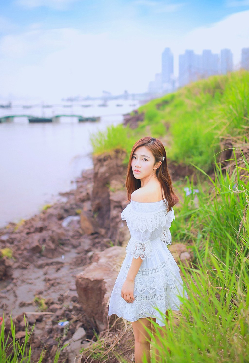 清纯美女夏文婷清新户外草丛写真