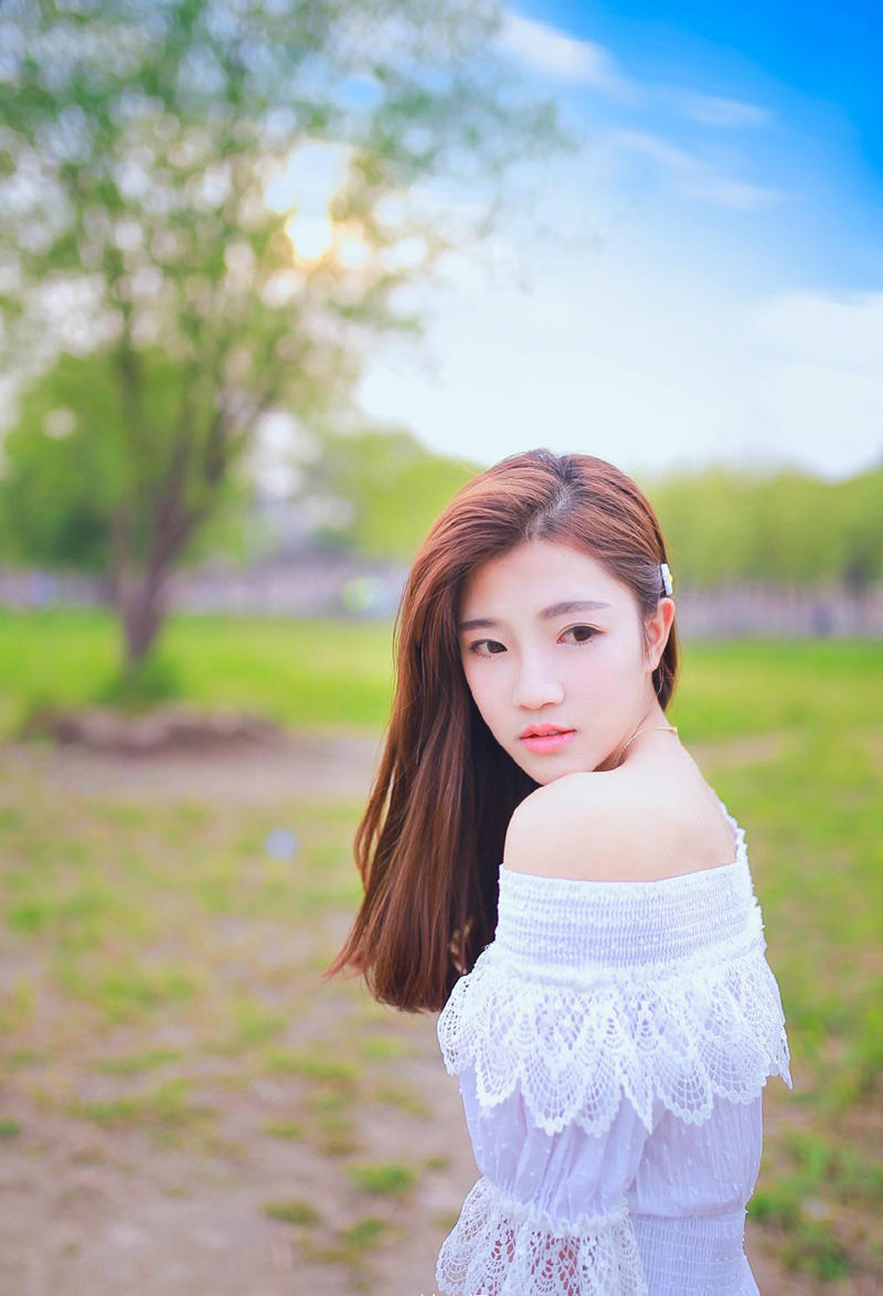 清纯美女夏文婷清新户外草丛写真