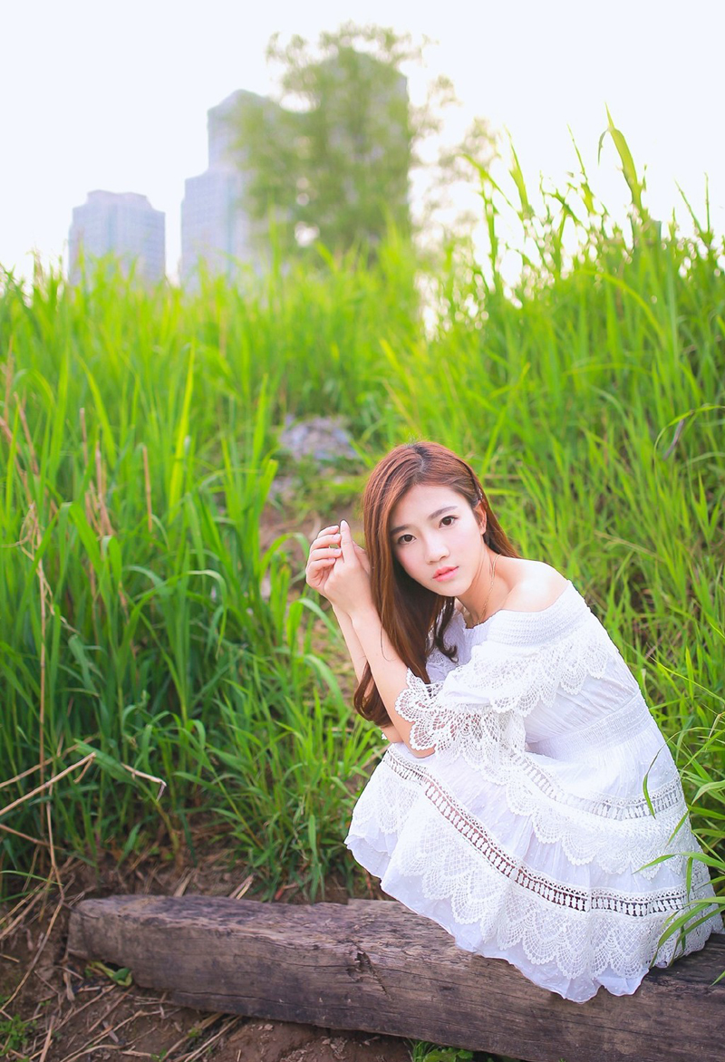 清纯美女夏文婷清新户外草丛写真
