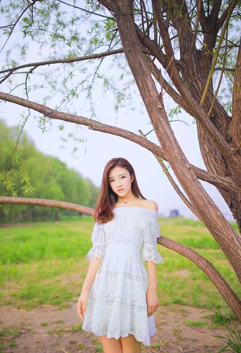 清纯美女夏文婷清新户外草丛写真