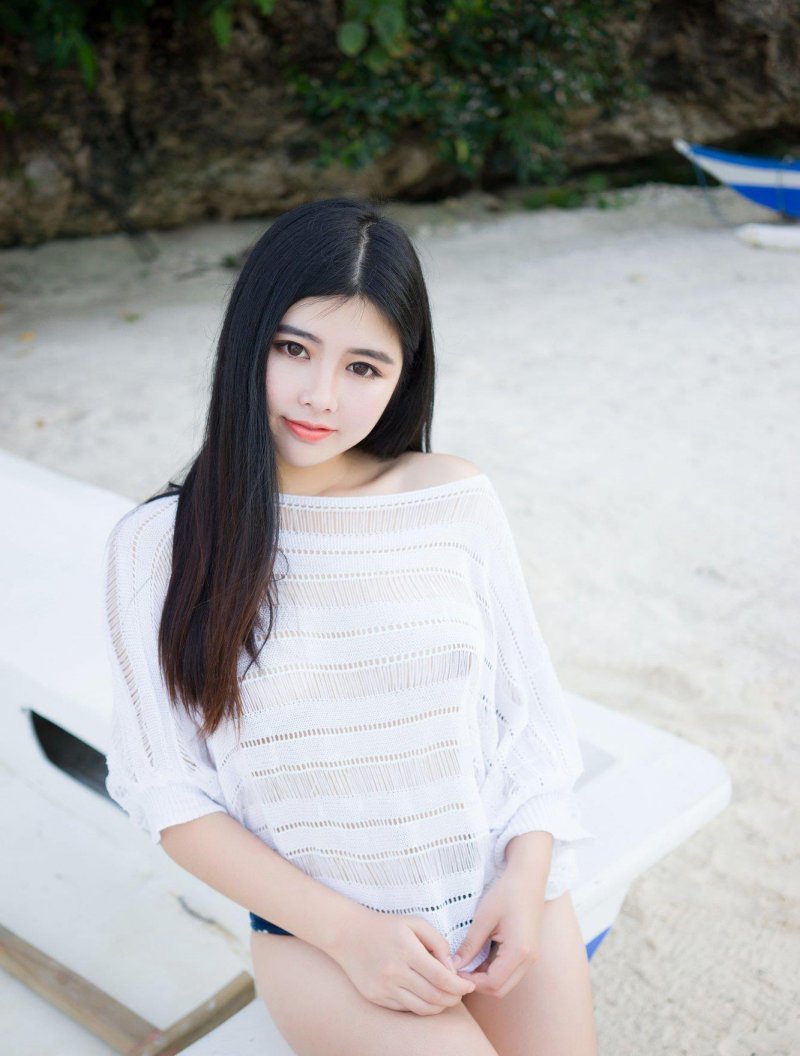 热裤美女娜露Selena性感美腿外拍