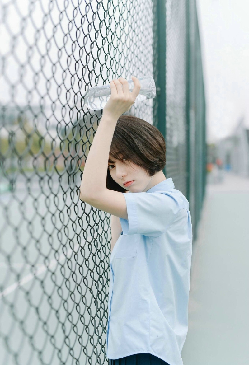 短发学生服妹子活力操场笑容灿烂