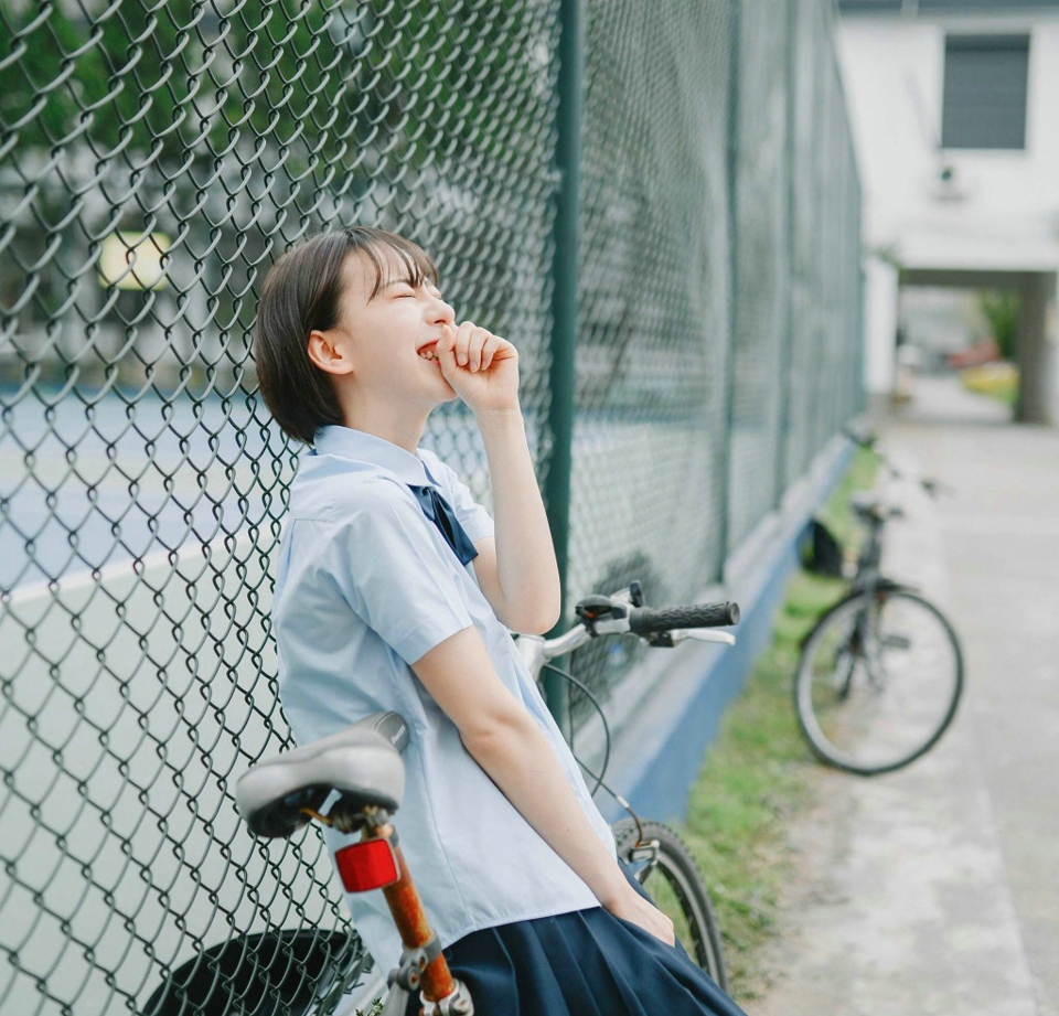 短发学生服妹子活力操场笑容灿烂