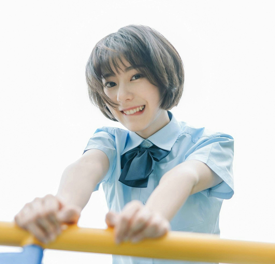 短发学生服妹子活力操场笑容灿烂