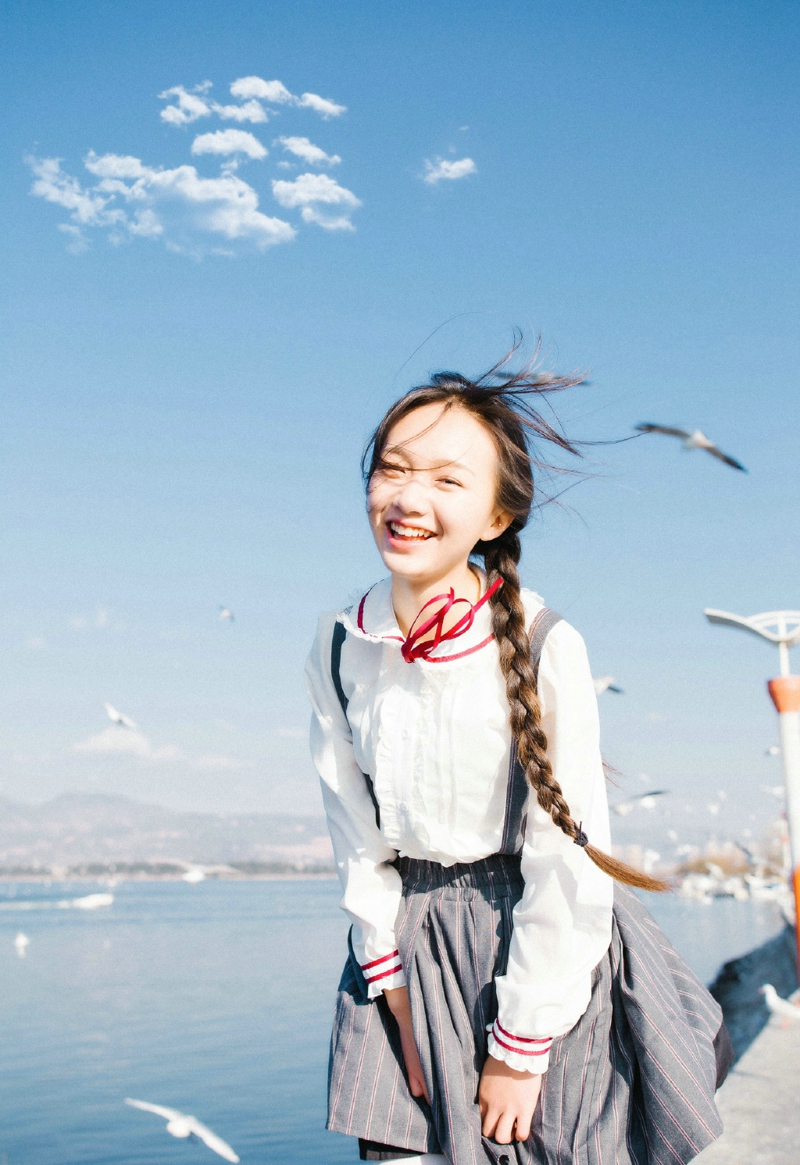 纯真妹子海边与海鸥的相遇青春可人