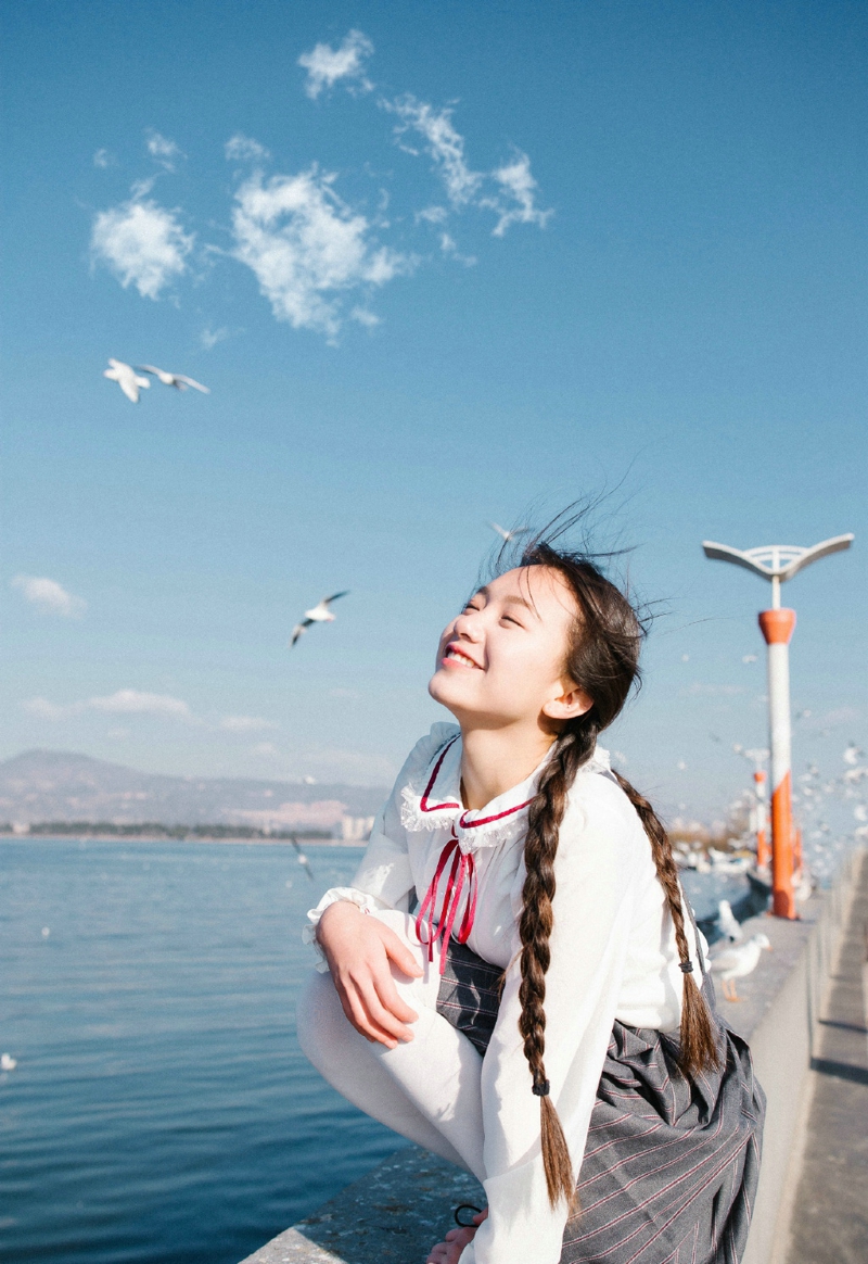 纯真妹子海边与海鸥的相遇青春可人