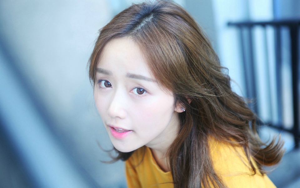 韩系轻熟美女色彩美艳动人