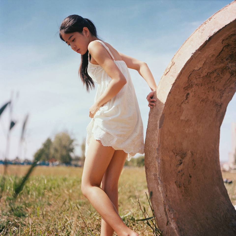 清新小白裙美少女野外自然迷人写真