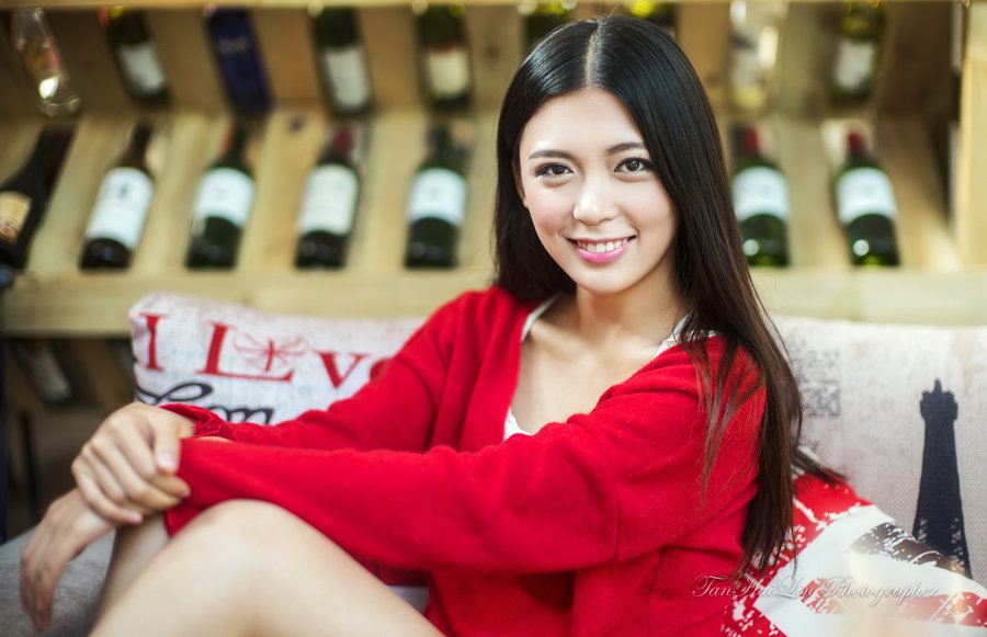 清纯气质长腿美妞享受美好的阳光下午茶