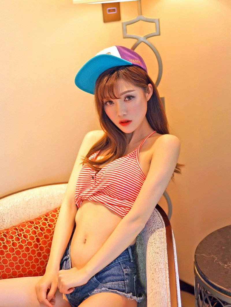 美女嫩模奶茶Emily性感魅惑写真