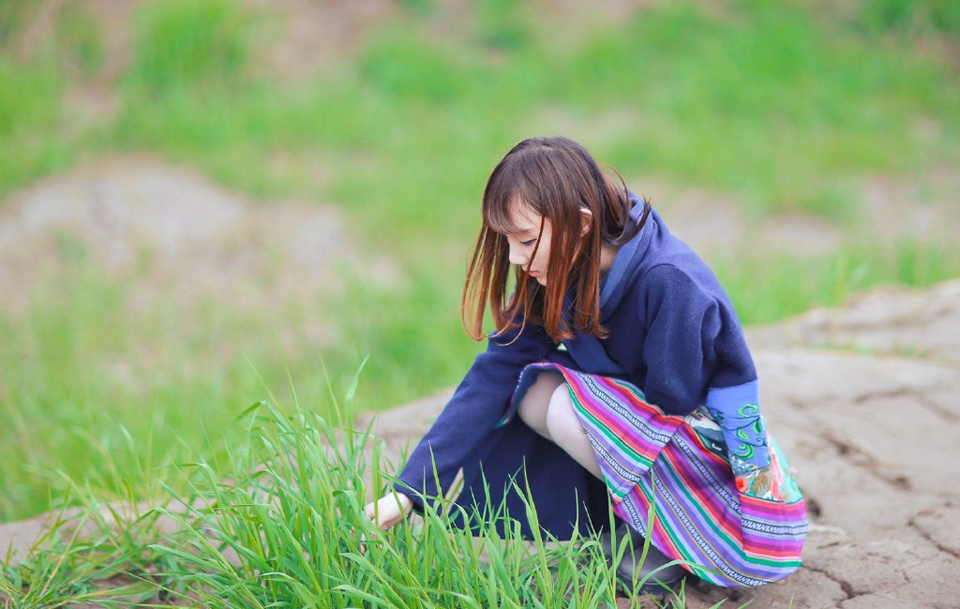 甜美少女户外写真清新自然