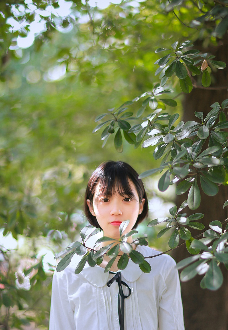 短发长裙少女丛林写真清新唯美