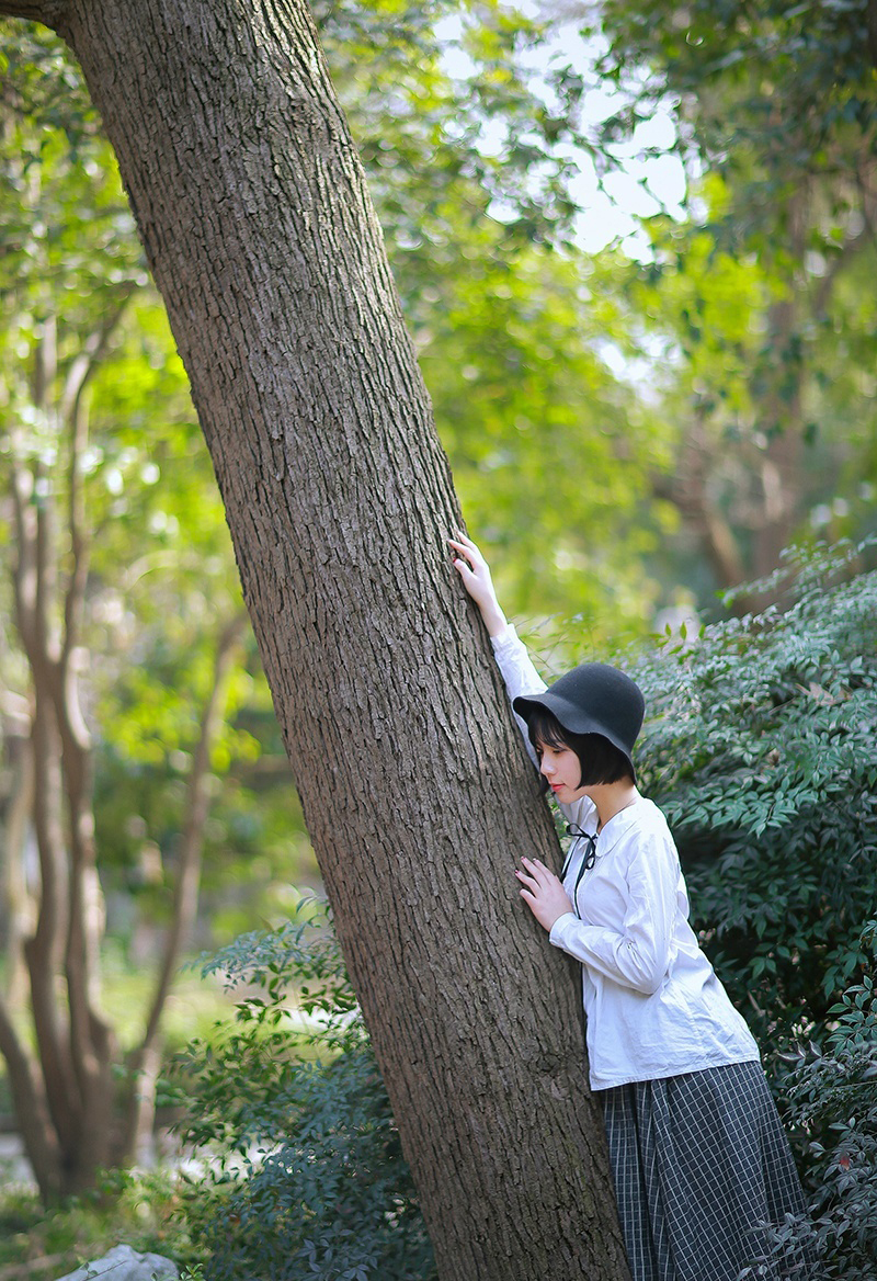 短发长裙少女丛林写真清新唯美