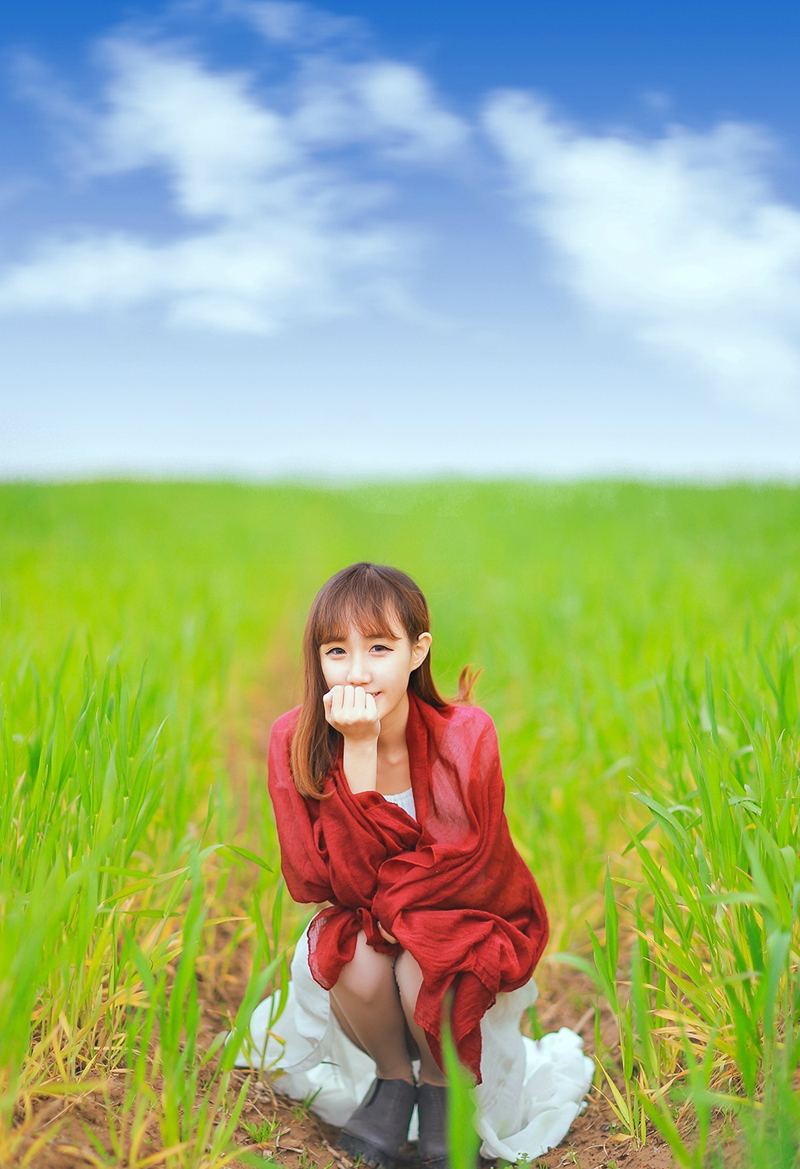 白皙少女清新草地写真唯美可人