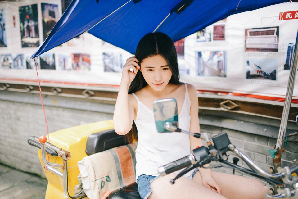 元气少女清新长发俏皮户外自然写真