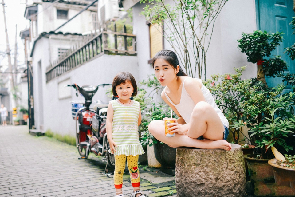元气少女清新长发俏皮户外自然写真