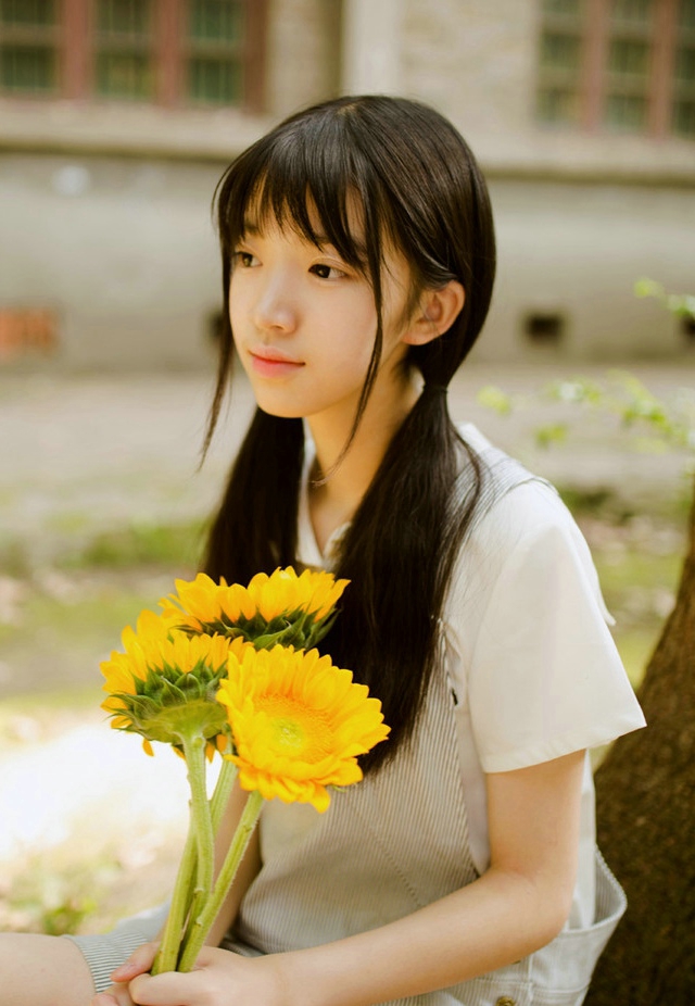 拿着向日葵的清纯女孩马尾清新可爱